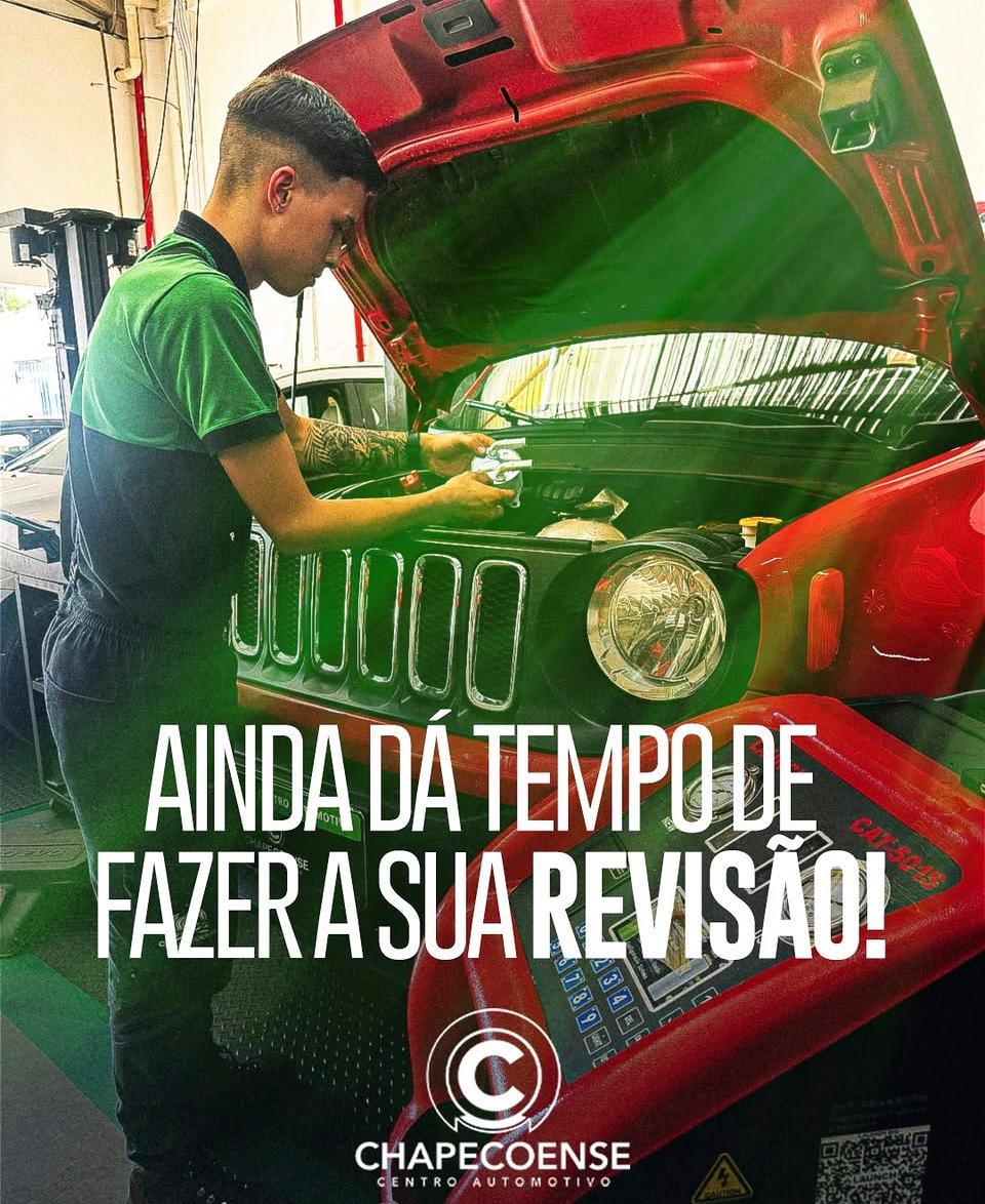Equipe de mecânicos trabalhando na revisão